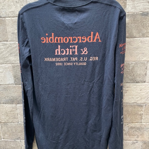 ❤️ ABERCROMBIE & FINCH NAVY GRAPHIC TEE LONG SLEEVE SIZE SMALL NEW - Picture 3 of 4